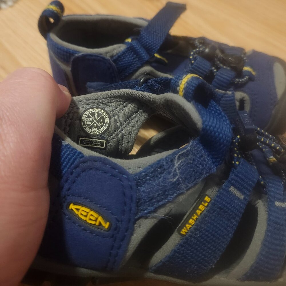 Kids keen sandals size 9